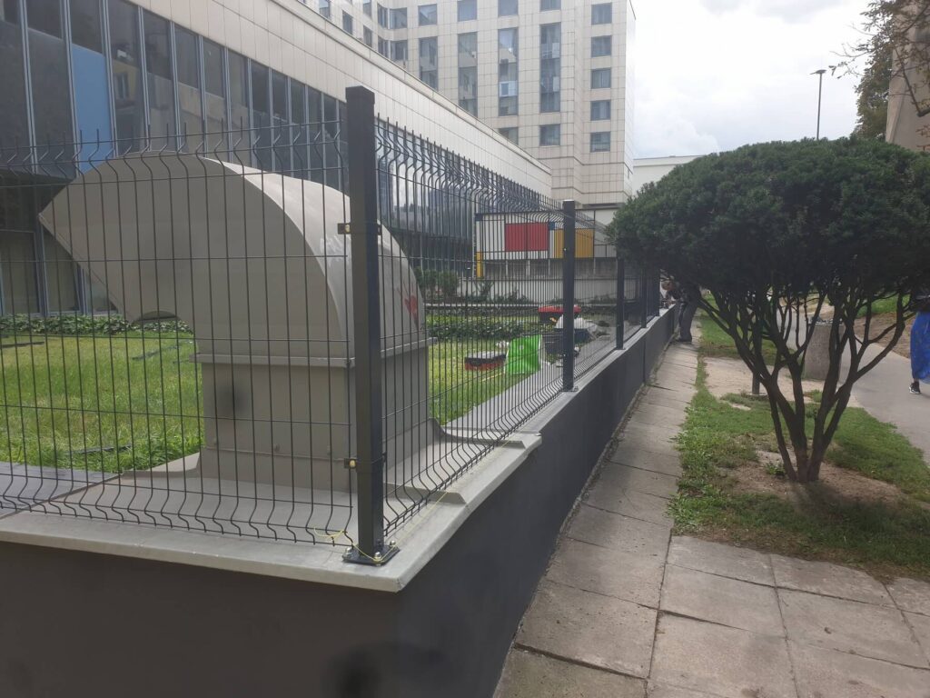 Montaż ogrodzenia panelowego 3D na betonowym cokole – Warszawa