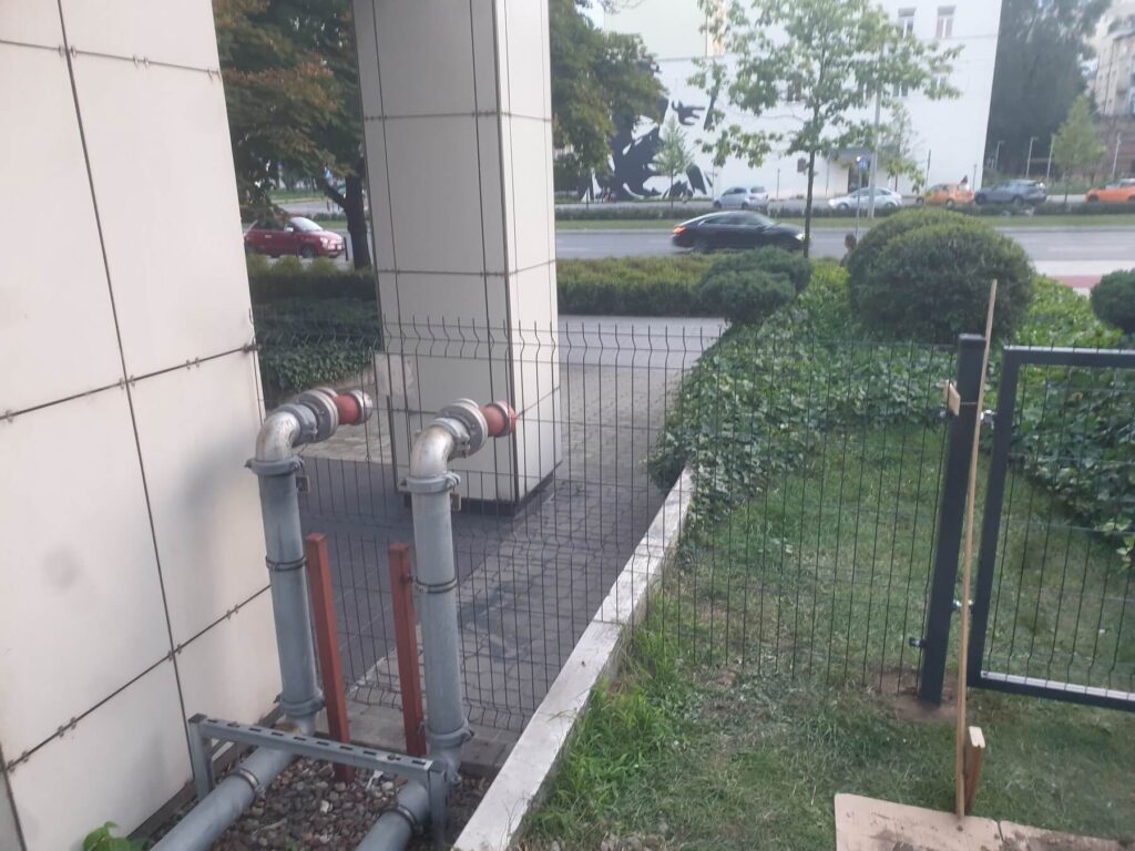 Montaż w ścisłym centrum Warszawy – ogrodzenie panelowe